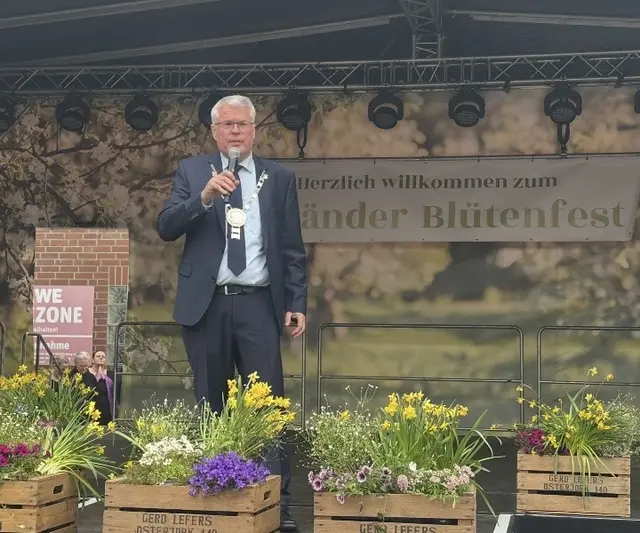 Jorks Bürgermeister Matthias Riel auf der Bühne | Foto: sts