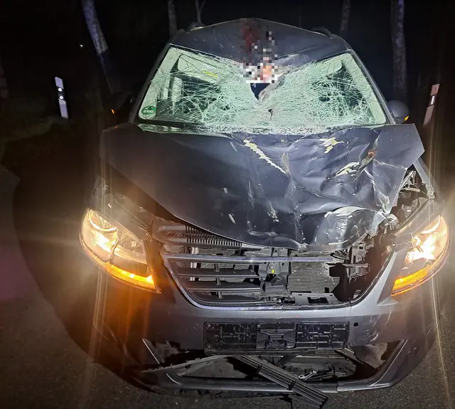 Der völlig zerstörter Seat | Foto: Polizei