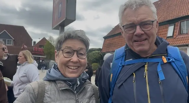 Liselotte Frauenfelder (66) und Bernhard Frauenfelder (67) aus der Schweiz genießen die Zeit im Alten Land: "Wie im Fernsehen" | Foto: sts