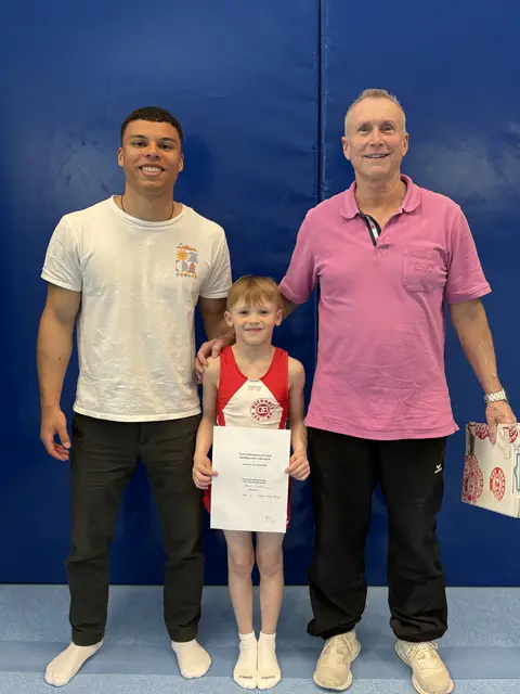 WM-Teilnehmer (v.i.): Pablo Broszio als Kampfrichter , "Turn-Juwel" Jannis Tiedemann und Bernward Bade (Trainer) beim DTB-Turn-Talentschul-Pokal im SLZ Hannover | Foto: TSV 08
