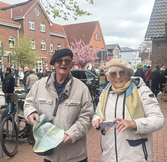 Klaus und Annette Behrens (83) aus Wittenberg in Sachsen Anhalt fangen Eindrücke des Blütenfestes ein | Foto: sts