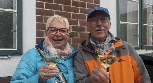 Gut gelaunt, mit einem Glas Wein: Die Rheinländer Ulrike Rupperath (69) und Bernd Felder (70) auf dem Blütenfest in Jork | Foto: sts