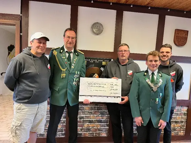 Scheckübergaben an den Schützenverein Otter: Jens Kahl (v. li.,2. Vorsitzender Pfeifenclub), Peter Holste (Präsident Schützenverein), Bernd Gätjens (Spielleiter Bingo), Jascha Meinecke (Jungschützenkönig) und Florian Kluf (1. Vorsitzender Pfeifenclub) | Foto: Pfeifenclub Otter