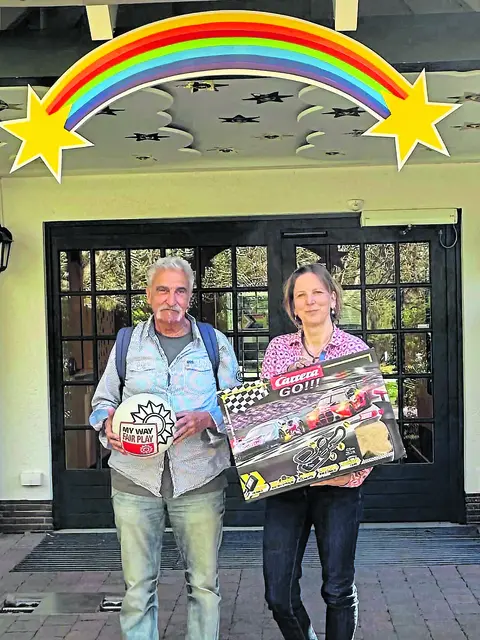 Markus Kaulbarsch, ehemaliger Kontaktbeamter der Stadt Buchholz mit Julia Schumacher (Öffentlichkeitsarbeit Kinderhospiz Sternenbrücke) mit der Spende | Foto: Verein