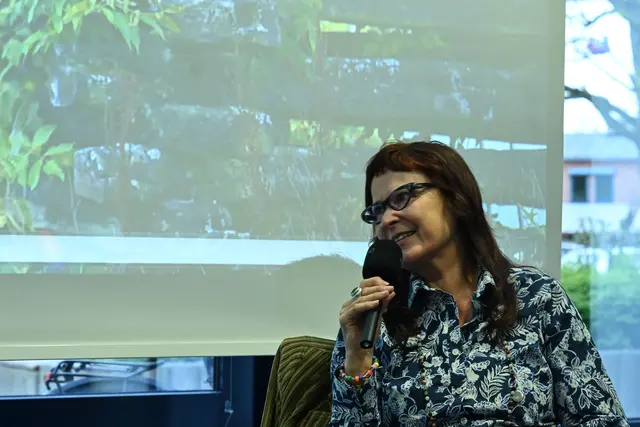 Birgit Lohmeyer vor dem Bild ihrer abgebrannten Scheune  | Foto: Engelmann