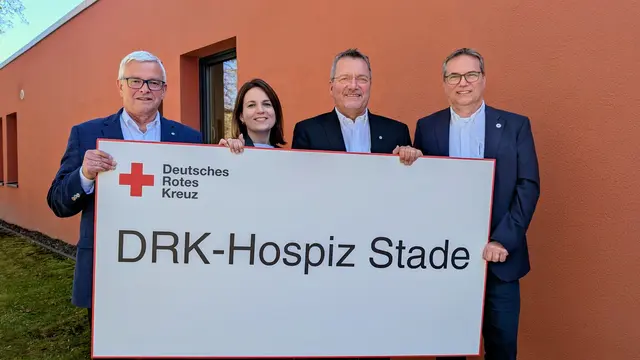 Die Führung des DRK-Kreisverbandes Stade hat die Pläne für den Bau eines Hospizes in Stade vorgestellt (v.li.): Präsident Michael Roesberg, Bereichsleiterin Beke Cordes, der scheidende DRK-Vorstandsvorsitzende Uwe Lütjen und dessen Nachfolger Kai Schulz | Foto: jd