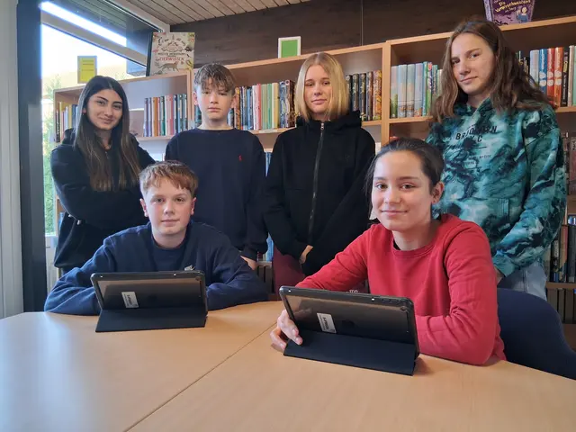 Bieten die Smartphone-Sprechstunden an: die Schüler Lin, Alexander, Ronja und Hanna (hi., v. li.) sowie (vorne) Mattis und Ilknur | Foto: Neises