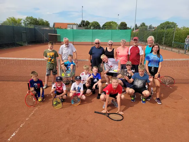 Junge und ältere Tennisbegeisterte beim VTV Assel  | Foto: ig