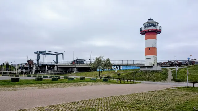 Der Parkplatz am Lühe-Anleger an einem kalten Aprilmorgen. Noch ist er leer, doch an den Feiertagen im Mai wird er wohl wieder überfüllt sein | Foto: jd