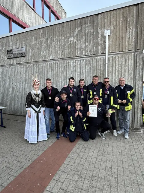 Das Siegerfoto der freiwilligen Feuerwehr Westdorf mit der Blütenkönigin Anna Faby und Jorks Bürgermeister Matthias Riel

 | Foto: Tim Ladwig, Feuerwehr Gemeinde Jork