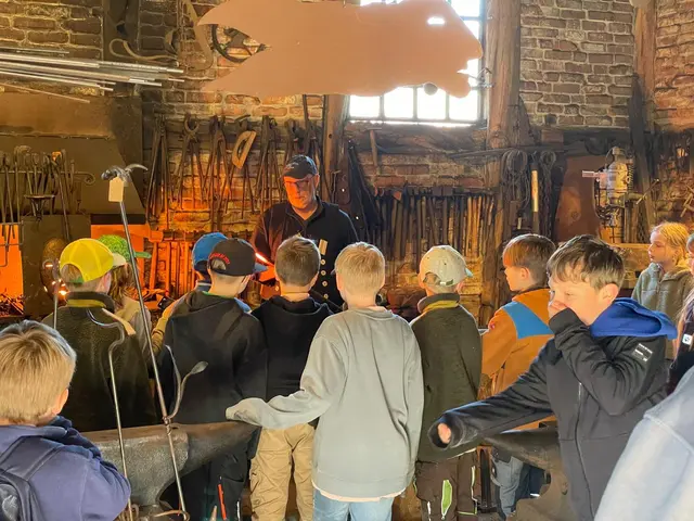 Dieter von Plata hat den Kindern mit Feuer und Hammerschlägen gezeigt, wie eine historische Schmiede funktioniert | Foto: Der Besuch im Museumsdorf Seppensen bot den Viertklässlern eine gelungene Mischung aus Lernen, Erleben und Mitmachen