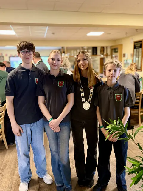 Die Hollenstedter Mannschaft sicherte sich den ersten Platz. Lenya Jensen (2. v. re.) wurde als beste Jugendschützin ausgezeichnet | Foto: Schützenverband Hamburg