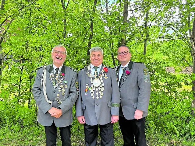 Schützenkönig mit seinen Adjutanten: (v. li.) Habs-Hinrich Meyer, Jörg Linde und  Dirk Meyer | Foto: I. Bartels