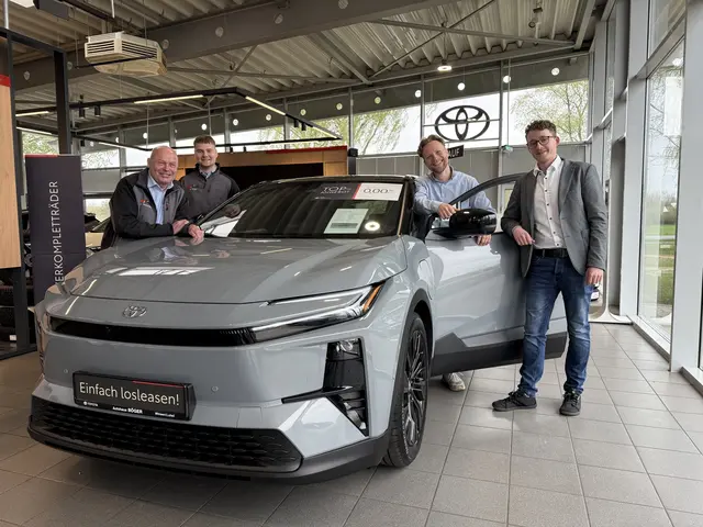 Das Team des Autohauses Böger mit Geschäftsführer Tim Böger (3. v. l.) präsentiert den neuen Toyota C-HR+. | Foto: Autohaus Böger