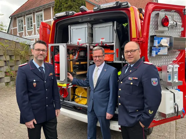 Messgruppen-Gruppenführer Stephan Heuer (v. li.) zeigt Landrat Kai Seefried und Kreisbrandmeister Henning Klensang das neue Fahrzeug | Foto: Landkreis Stade / Daniel Beneke