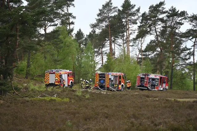 Errichtung einer 300 Meter langen Riegelstellungen, um eine weitere Ausbreitung des Feuers zu verhindern | Foto: Feuerwehr LK Harburg