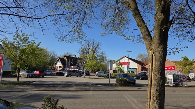 An der Schulstraße in Maschen soll nach CDU-Antrag eine Querungshilfe auf Höhe des REWE-Marktes geprüft werden | Foto: CDU-Seevetal