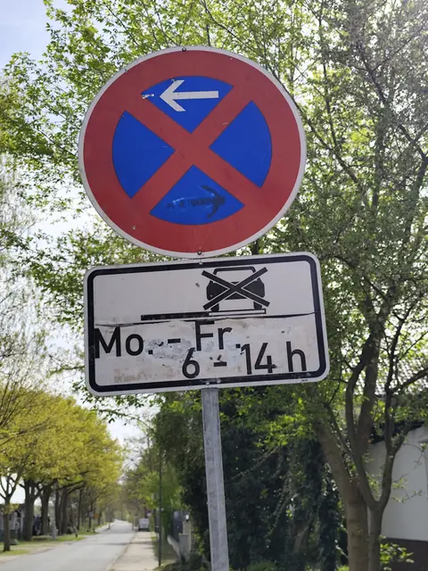 An diese Schilder haben sich alle gehalten.Die Angst vor den Lkws war wohl doch zu groß. | Foto: Rüdiger Störtebecker