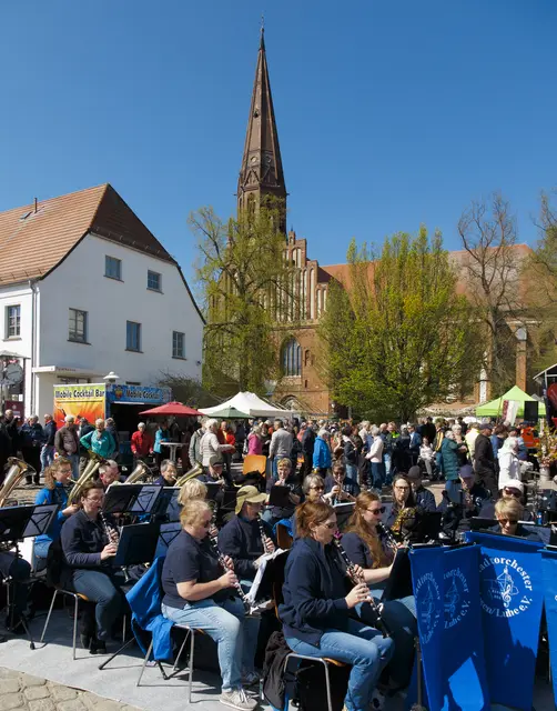 Das Stadtorchester Winsen gibt ein Platzkonzert auf dem Marktplatz in Pritzwalk | Foto: Stadtorchester Winsen