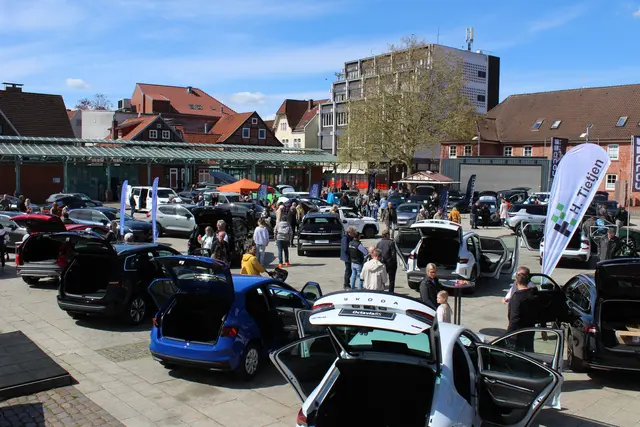 Vergleichen und Fachsimpeln auf der großen Autoschau | Foto: Constanze Reiß