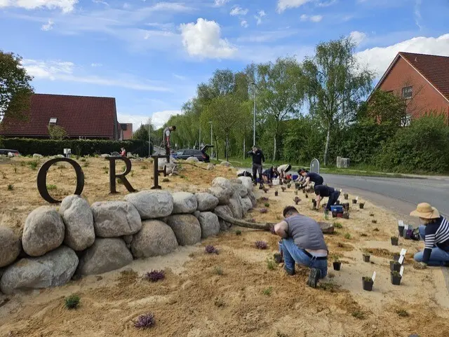Pflanzarbeiten am Kreisel | Foto: Haddorfer Heimatverein