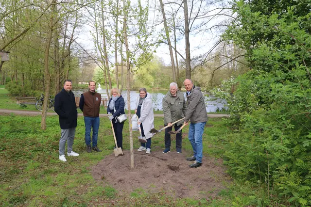 Bei der Pflanzung in Seppensen: Manuel Reichel (v. li.), Jens Imbeck (beide Stadt Buchholz) sowie die Ratsmitglieder Marina Graul, Sigrid Spieker, Rainer Sekula und Dr. Martin Pries

 | Foto: Stadt Buchholz