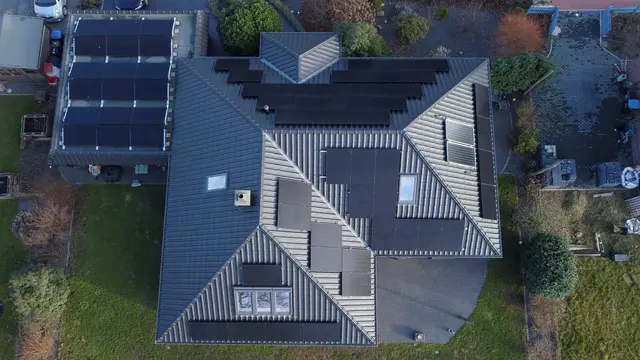 Dieses Dach wurde komplett genutzt, um das Haus möglichst autark mit Sonnenenergie zu versorgen | Foto: aw