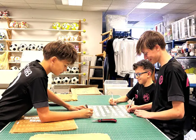 Die Jungs beim sogenannten Entgittern  | Foto: hg