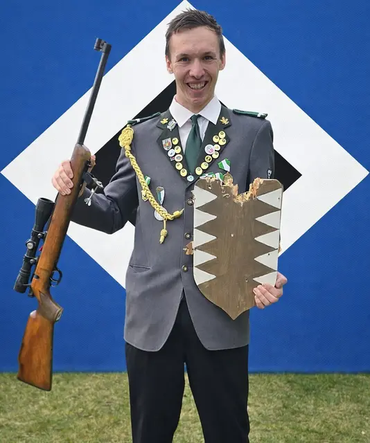 "Philipp, der holzhackende Zeitungsbote" ist der neue Maikönig des Schützenverein Trelde | Foto: J. Böttcher