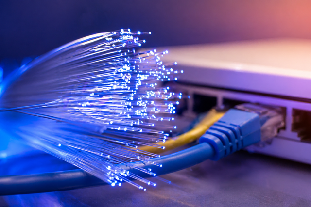 Glasfaseranschlüsse stehen im Mittelpunkt eines Streits zwischen Netzbetreiber und Anbieter. Die Verbraucherzentrale Niedersachsen fordert nun rechtssichere Lösungen und fairen Wettbewerb für betroffene Kunden | Foto: KI-generiert