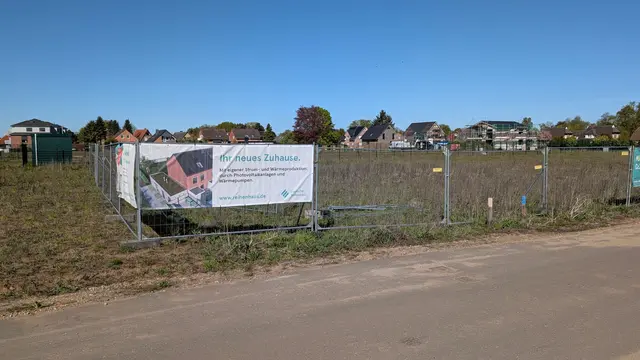 Ein großes Banner am Bauzaun kündigt das Millionenprojekt bereits an | Foto: Jan Filter