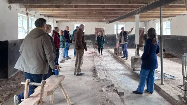 Die Sanierung des Sassenhofes - hier ein Bild von einem früheren Rundgang - stößt bei den Bürgern aus der Region auf großes Interesse | Foto: Andrea Kumm