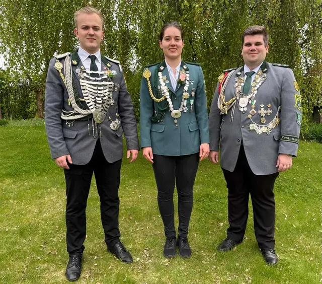 Vizekönig Tobias Meyer, Damenkkönigin Vanessa Meyer und Jungschützenkönig Nils von Holt (v.li.) | Foto: Schützenverein Rade