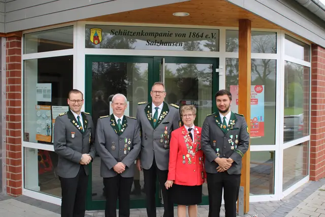 Freude über die (Wieder-)Wahl (v. li.): Schriftführer Horst Neben, Hauptmann und zweiter Vorsitzender Jens Putensen, Oberst Jürgen Meinberg, Damenleiterin Regina Schnelle und Platzwart Florian Körner | Foto: ce