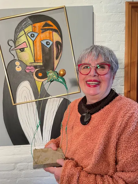 Künstlerin Anahit Zimmermann mit einem ihrer Werke | Foto: Privat