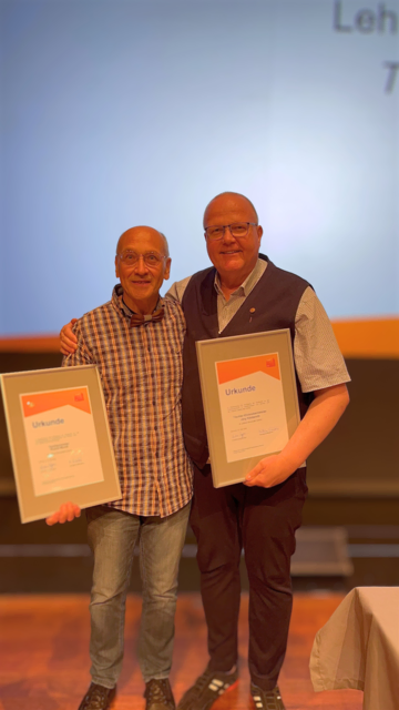 Doppelte Ehrung: Der langjährige Lehrlingswart Rudolf Mund (li.), und der ehemalige Obermeister Jörg Klintworth wurden mit der Silbernen beziehungsweise Goldenen Ehrennadel des Handwerks ausgezeichnet | Foto: Tischler Nord