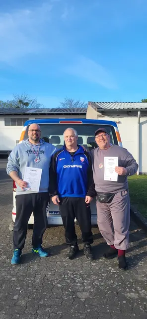 Die Goldmedaillen-Gewinner mit ihrem Trainer: Dr. El Masri (v. li.), Trainer Krystian Slosarek und Heiko Wilke | Foto: privat