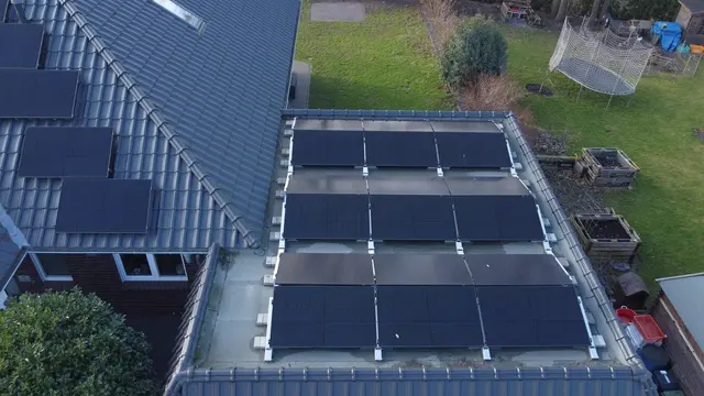 Für Flachdächer wie hier auf der Garage gibt es ebenfalls Lösungen, Photovoltaik-Elemente zu bauen | Foto: aw