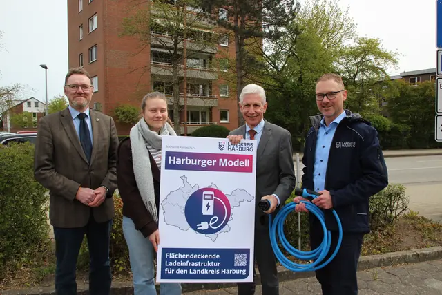 Mit dem “Harburger Modell“ sorgt die Kreisverwaltung dafür, dass Elektromobilität für die Menschen im Landkreis Harburg alltagstauglich und attraktiv wird. Über die Vergabe freuen sich Erster Kreisrat Josef Nießen, Duale Studentin Carolin Kersten (derzeit Stabsstelle Klimaschutz), Landrat Rainer Rempe und Klimaschutzmanager Oliver Waltenrath. 
 | Foto: Landkreis Harburg