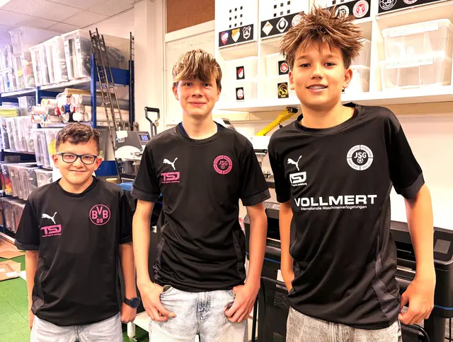 Emil Frommolt (v. li.), Tom Lange und Leopold Vollmert blicken fußballbegeistert in die Zukunft  | Foto: hg