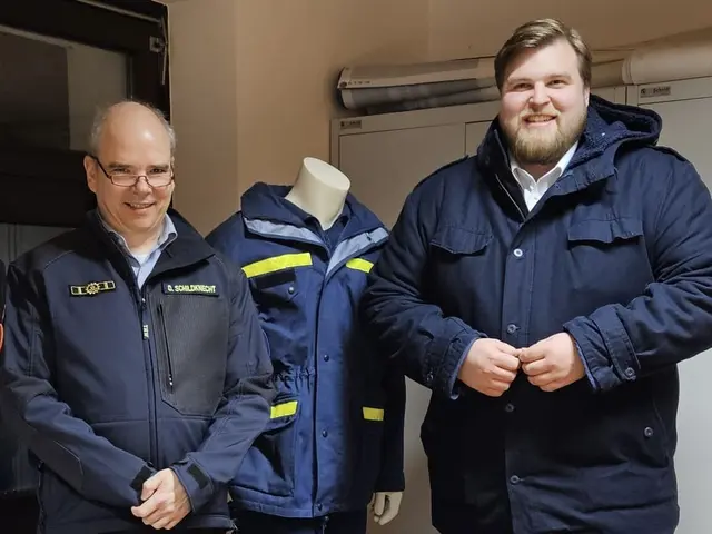 Von links: THW-Ortsbeauftragter Oliver Schildknecht mit Jannik Stuhr (CDU) | Foto: Simone Schmidt