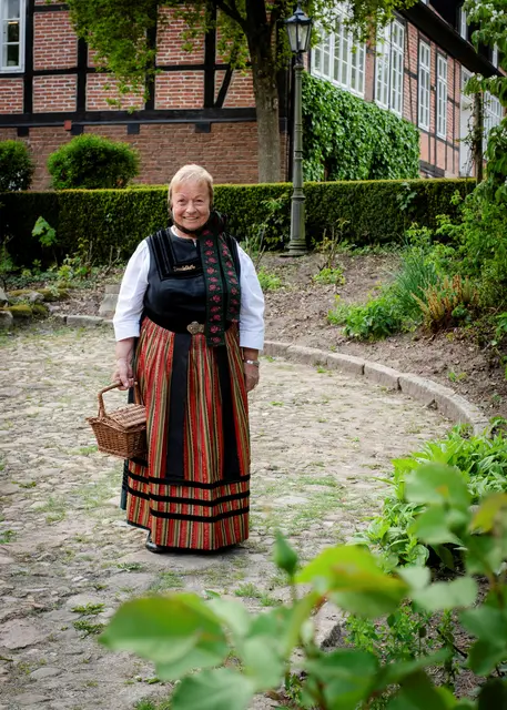 Gästeführerin Ursel Vieths im Klosterpark | Foto: Fotostudio Augenblicke
