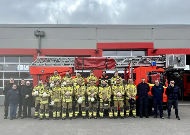 Es ist geschafft: Die 14 Truppführer haben die Prüfung bestanden | Foto: Kolja Michaelsen, Feuerwehr Stade