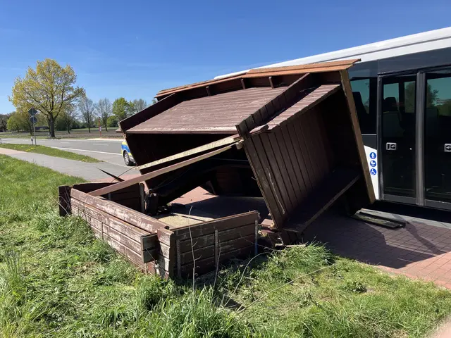 Das zerstörte Wartehäuschen | Foto: Polizei