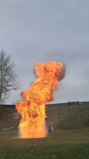 Diese Stichflamme demonstriert, warum ein Fettbrand nicht mit Wasser gelöscht werden sollte | Foto: Freiwillige Feuerwehr Thieshope