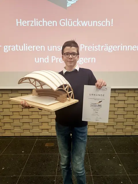 Stolzer Preisträger: Jasper präsentiert seine Urkunde und seine Konstruktion | Foto: Gröne