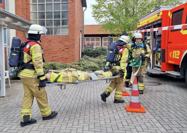 Zum Übungsspraktrum gehörte auch die Rettung von Verletzten | Foto: Kolja Michaelsen, Feuerwehr Stade