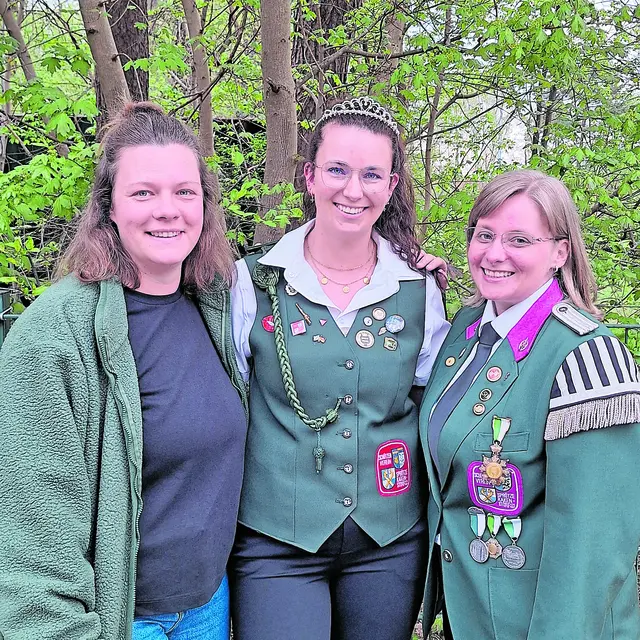 Die Königin Melanie Ebeling „die Fürsorgliche“ (Mitte) mit ihren Adjutantinnen Anna Grugel (li.) und Sabrina Gerberding | Foto: Verein