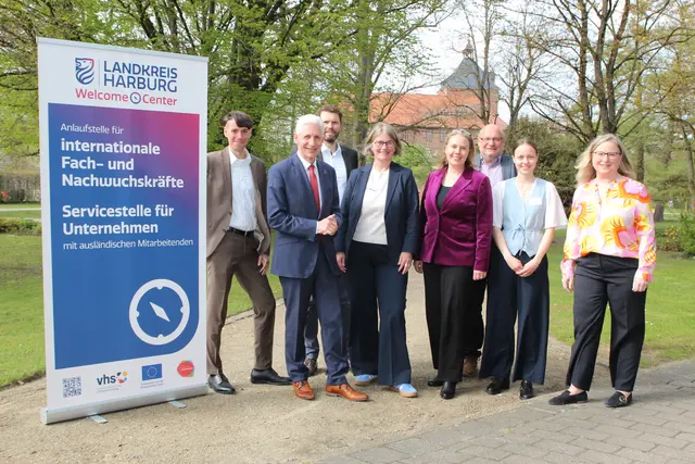 Den Startschuss für das Welcome Center Landkreis Harburg geben Dr. Alexander Stark (v. li. ), Landrat Rainer Rempe, Stefan Baumann, Anke von Fintel, Dr. Katharina Rogge-Balke, Uwe Mylius, Clara Kohlstedt und Ulrike Kessler. | Foto: Landkreis Harburg