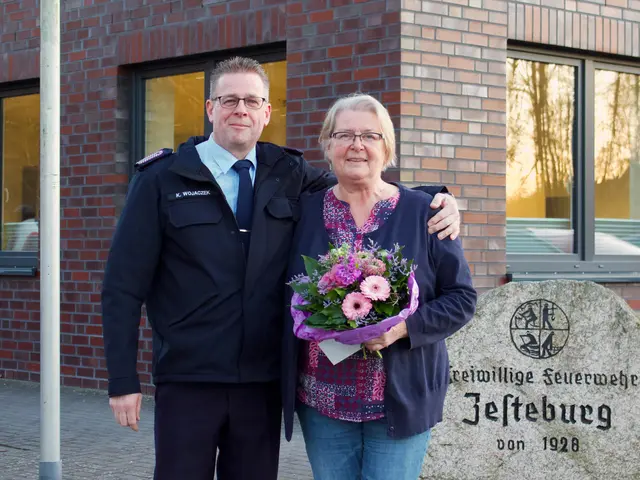 Der stellvertretende Ortsbrandmeister Kai Wojaczek und die scheidende Vorstandsvorsitzende Susanne Claußen  | Foto: Alina Spiller